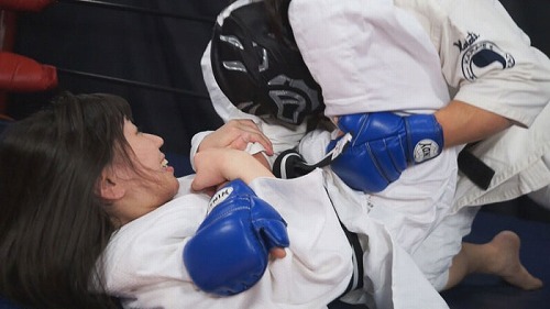 女子柔道家三角締め