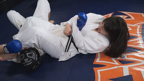 女子柔道家腕ひしぎ十字固め