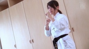 空手黒帯の上田唯叶22歳が道着姿でAVデビュー、マウントポジションで激振り昇天!
