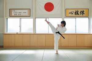 黒帯空手美少女が道着姿でAVデビュー！神聖な道場で大量潮吹きする結梨19歳