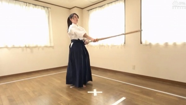 女子剣道家のあゆみ莉花（現役体育生21歳）が負けたら中出しレイプの試合に挑戦