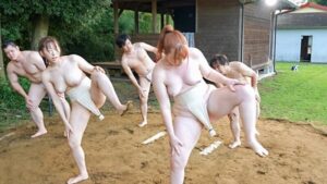 体育大学の女子相撲部員がトップレスまわし姿でどすこい!どすこい!