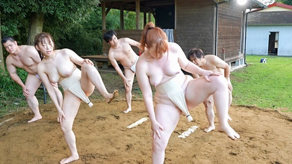 体育大学の女子相撲部員がトップレスまわし姿でどすこい！どすこい！